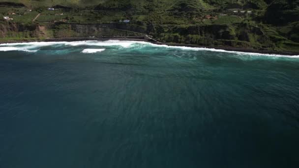 Slow Reveal Beautiful Coastline Tenerife Steep Green Mountains Water Edge — Stock Video