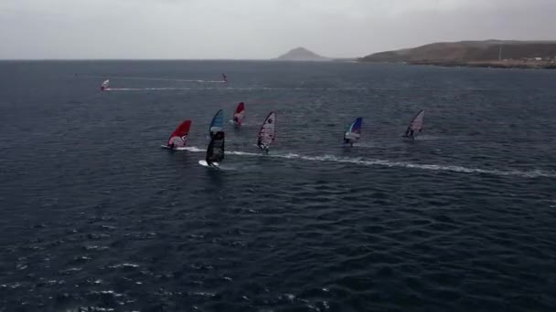 Snabb Windsurf Race Action Fångas Från Luften Drönare Film 48Fps — Stockvideo