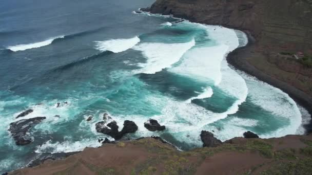 テネリフェ島の大西洋からのうねりのセット 48Fps スローモーション でドローンで撮影された波と空の湾 カナリア島の火山風景 テネリフェ島の暗い岩のビーチ — ストック動画