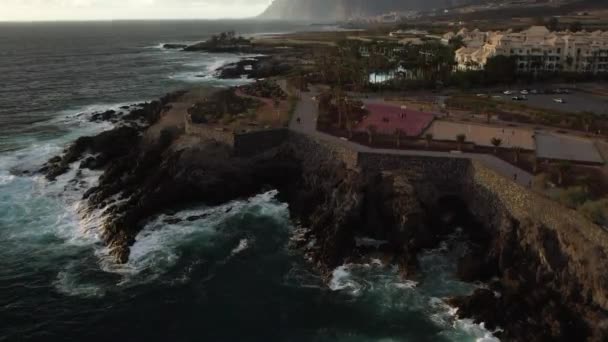 海岸上的篮球场 俯瞰着位于特内里费Alcal的Los Gigantes悬崖 大西洋海岸线上的户外运动区域 4K无人机镜头 48Fps 慢动作可选 — 图库视频影像