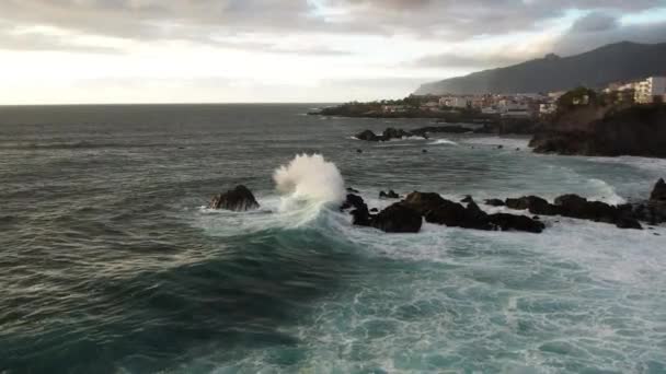 Tenerife Kayalara Çarpan Dalgalar Arka Planda Los Gigantes Uçurumları 48Fps — Stok video