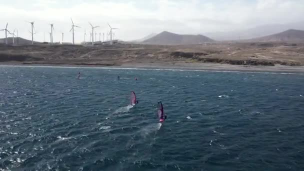 Profesjonalne Szkolenie Windsurferów Teneryfie Szybka Akcja Windsurfingu Uchwycona Przez Drona — Wideo stockowe