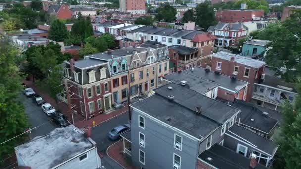 城市的住宅 市中心住宅区历史建筑的静谧空中 美国人的生活 — 图库视频影像