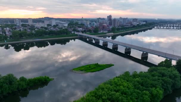 Harrisburg Susquehanna River Pennsylvania Ongelooflijke Filmische Luchtopname Bij Zonsopgang Stadslandschap — Stockvideo