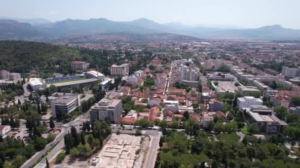 Podgorica Karadağ Futbol Stadyumu Şehir Merkezindeki Caddeler Binaların Insansız Hava — Stok video