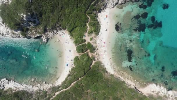 Vue Aérienne Haut Vers Bas Montant Pour Révéler Une Plage — Video