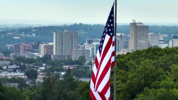 Amerikansk Flagga Antenn Med Stadsbild Fjärran Dimmig Varm Sommar Semester — Stockvideo