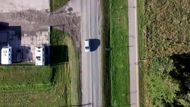 Arial Drone Shot Van Auto Langs Lokale Bedrijfsingang Trailer Park — Stockvideo