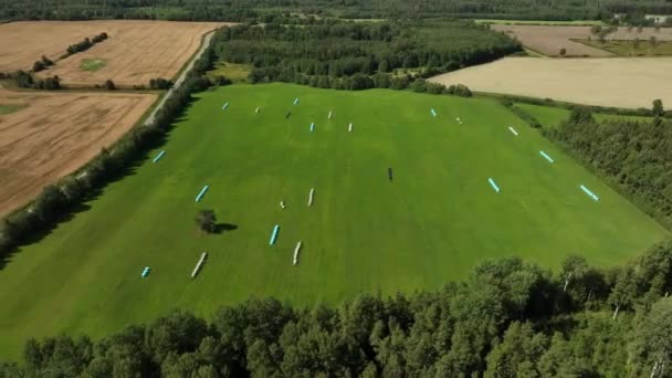 Panoramatický Letecký Pohled Estonskou Zemědělskou Krajinu Slámovými Rolkami Zabalenými Plastu — Stock video