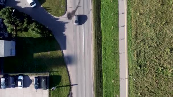 忙しい道路や車のターンから合併の有機体ドローンショット リトアニア — ストック動画
