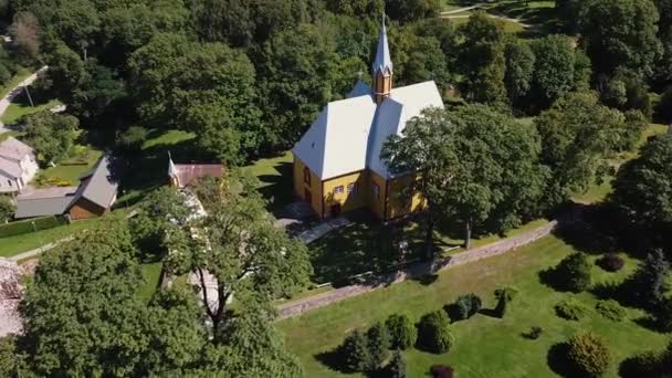 Flyg Kyrkobyggnaden Med Drönare Från Fjärran Etablerar Kyrkoskott Litauen 2022 — Stockvideo