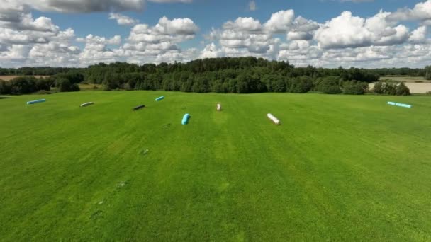 Voo Drone Sobre Paisagem Agrícola Estoniana Com Rolos Feno Envoltos — Vídeo de Stock