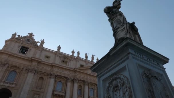 Socha Petra Proti Výhledu Baziliku Náměstí Petra Vatikánu — Stock video