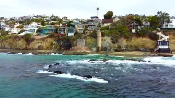 Vista Aérea Tour Pirate Tower Clifftop Villas Laguna Beach Pacific — Vídeos de Stock