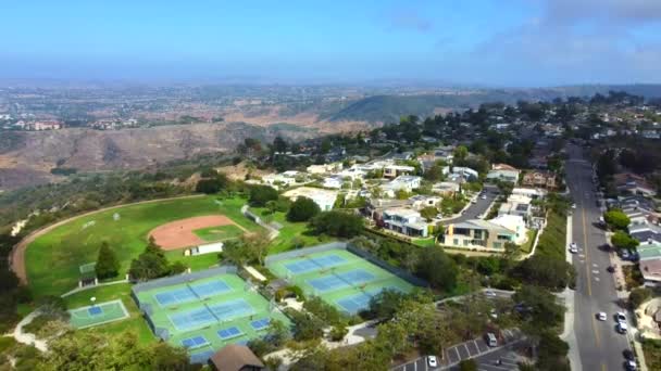 Pemandangan Laguna Heights Dan Puncak Taman Dunia Dengan Lapangan Olahraga — Stok Video