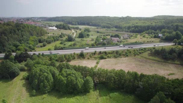 Asphaltautobahn Mit Landverkehr Auf Fahrspuren Durch Grüne Landschaften Gdynia Polen — Stockvideo