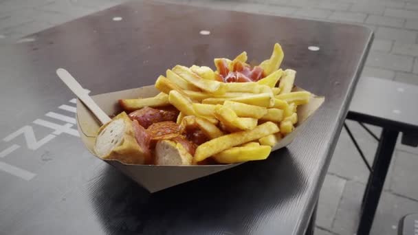 Comida Rua Famosa Berlim Linguiça Enrolado Com Batatas Fritas Molho — Vídeo de Stock