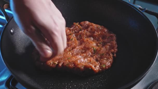 Sulu Patty Nin Sıcak Tavada Pişirme Yağıyla Sıkışması Kızarmış Hindi — Stok video
