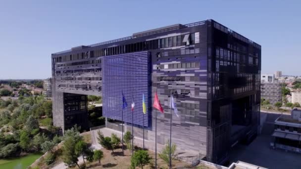 Kontorsbyggnad Med Flaggor Utanför Byggnaden Montpellier Frankrike — Stockvideo