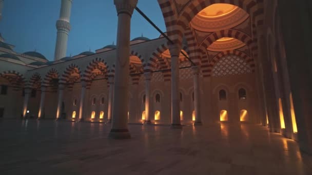 Liscio Gimbal Colpo Del Cortile Una Grande Moschea Sotto Bellissimo — Video Stock