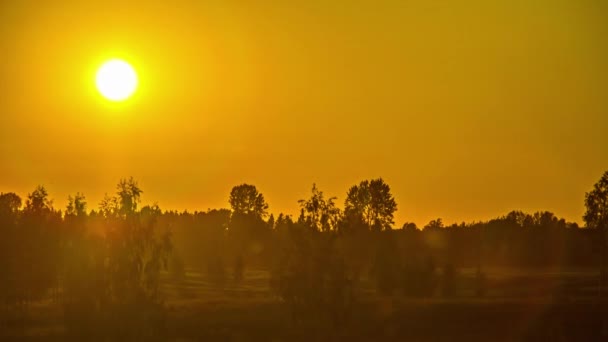 Ένα Φωτεινό Φλογερό Ηλιοβασίλεμα Πάνω Από Την Ύπαιθρο Μετατρέπεται Πορτοκαλί — Αρχείο Βίντεο