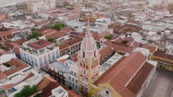Vuelo Aéreo Lento Del Campanario Iglesia Casco Antiguo Cartagena Colombia — Vídeo de stock