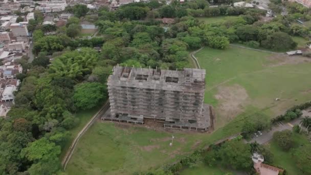 Brett Roterande Flygfoto Ett Övergivet Byggprojekt Bredvid Golfbana Cali Colombia — Stockvideo