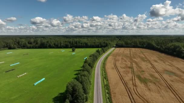 Політ Дрона Над Краєвидом Естонії Сіном Загорнутим Пластмасові Чудові Хмари — стокове відео