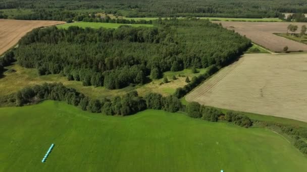 Flygfoto Över Estlands Jordbrukslandskap Med Hörullar Inslagna Plast — Stockvideo