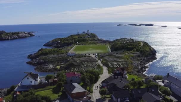 ノルウェー北部沿岸のロフテン島の村にあるヘニングスヴァー フットボール スタジアムへのドローン飛行 — ストック動画