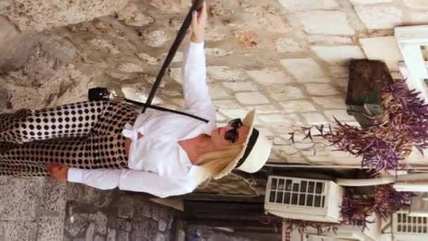 Ein Junges Mädchen Mit Strohhut Läuft Die Treppe Der Altstadt — Stockvideo
