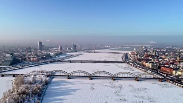 Riga Lettonia Inverno Sul Fiume Daugava Ghiacciato Ponti Tiro Aereo — Video Stock