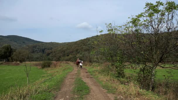 Румынский Традиционных Костюмах Прогулки Рядом Лошадью — стоковое видео
