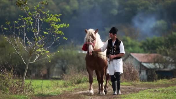 Rumunština Tradičním Kostýmu Procházky Vedle Koně — Stock video