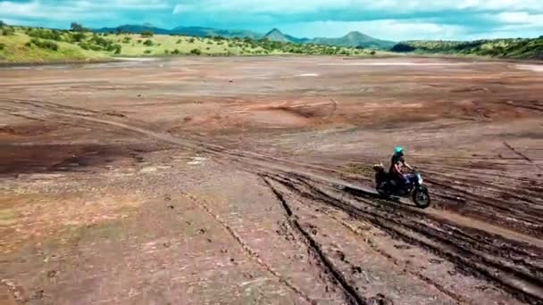 Una Mujer Montando Una Motocicleta Alrededor Del Lago Magadi Kenia — Vídeos de Stock