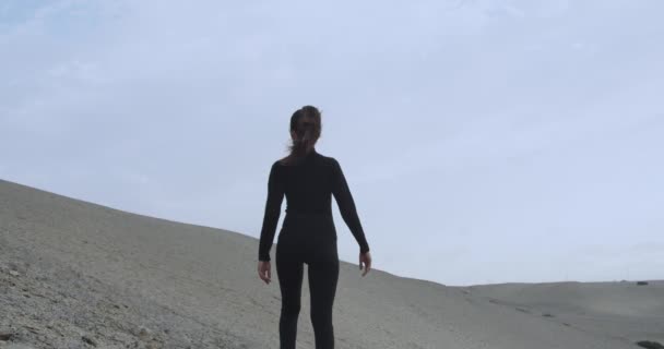 Misteriosa Donna Vestita Nero Dalla Parte Posteriore Guardando Deserto Mentre — Video Stock