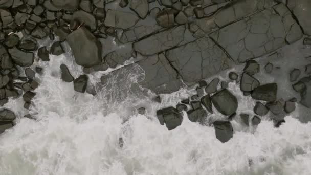 Zeitlupenaufnahmen Von Meereswellen Die Auf Felsen Krachen — Stockvideo