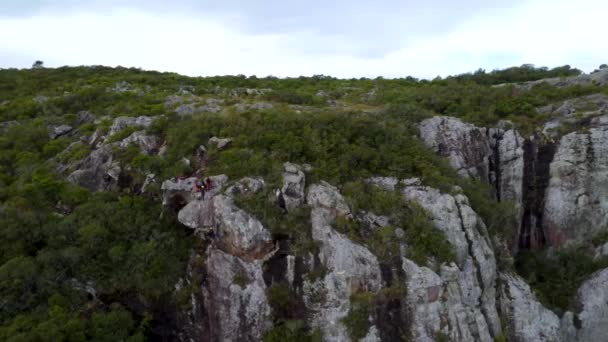 Drone Vuela Sobre Grupo Excursionistas Rappel — Vídeo de stock