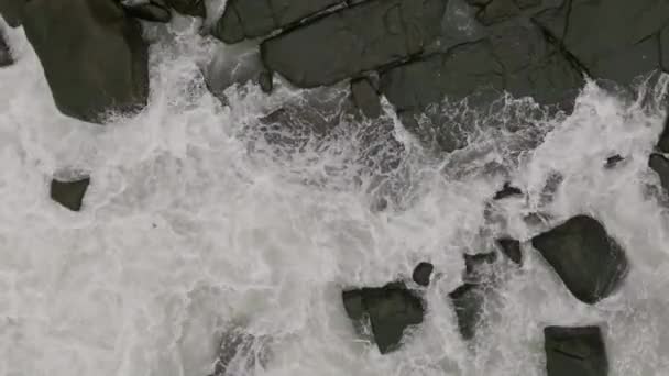 Luftaufnahmen Zeitlupe Zeigen Meereswellen Die Felsen Krachen — Stockvideo