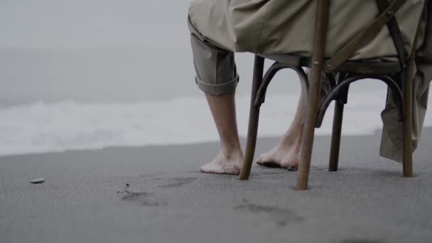 经过一天紧张的工作后 商人光着脚坐在海滨 裤子卷起 复印空间 — 图库视频影像