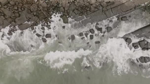 Luchtbeelden Van Bovenaf Van Oceaangolven Die Tegen Rotsen Botsen — Stockvideo