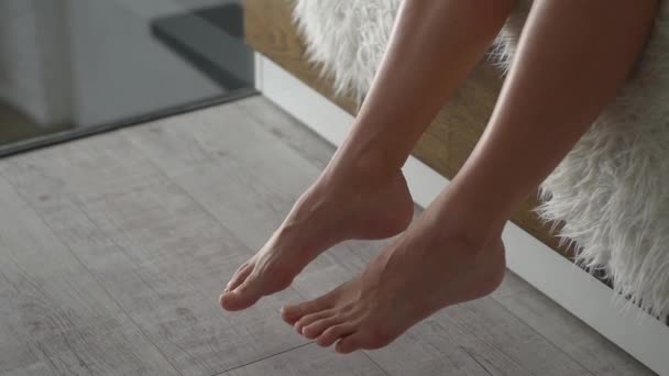 Viftande Fötter Kvinna Stretching Precis Som Hon Just Har Vaknat — Stockvideo