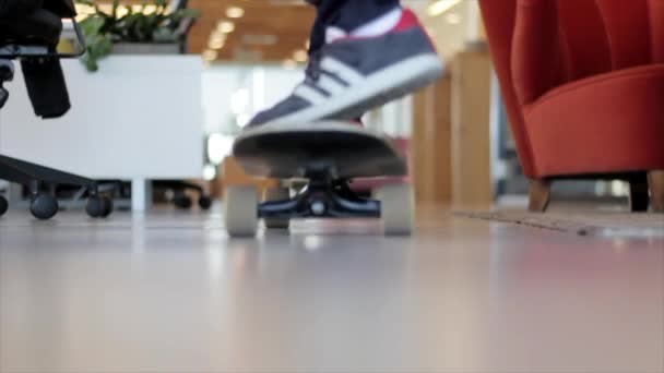 Rebelský Chlapec Skateboarding Interiéru Kancelářských Prostorech Snadné Ležela Zpět Disk — Stock video