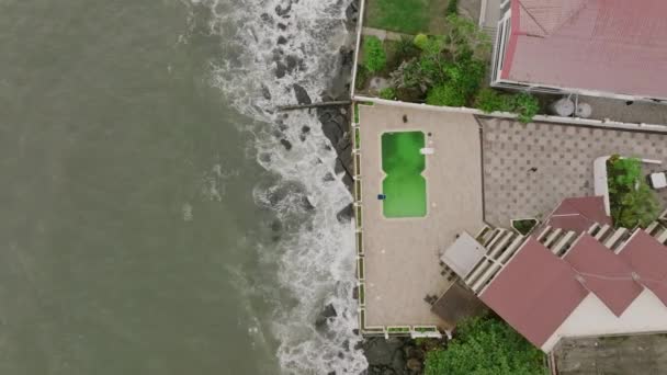 Відеоматеріал Якому Видно Басейн Біля Океану Хвилями Розбиваються Скелі Сьєрра — стокове відео
