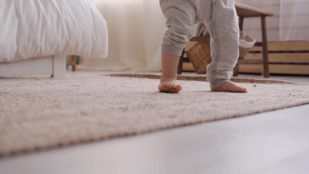 Bebê Primeiros Passos Dentro Quarto Criança Irreconhecível Equilibrando Aprendendo Andar — Vídeo de Stock