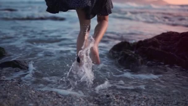 Wanita Melompat Pantai Dan Memercikkan Air Asin Ombak Laut Sebagai — Stok Video