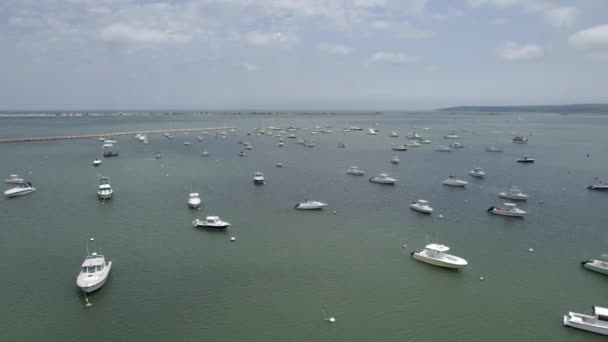 Barcos Anclados Puerto Plymouth Soleado Massachusetts Reversa Aérea — Vídeo de stock