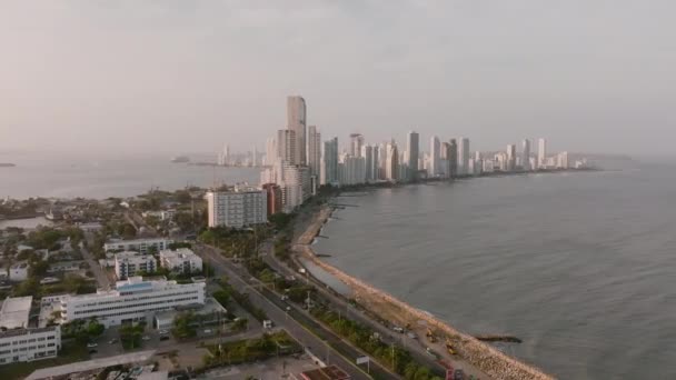 Široké Letecké Záběry Rychle Směřují Sérii Mrakodrapů Mezi Vodou Cartageně — Stock video