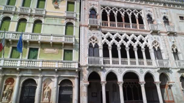 Pov Person Båten Tittar Typiska Venetianska Arkitekturer Stranden Kanalen Venedig — Stockvideo