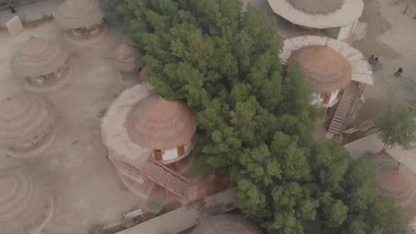 Luftaufnahme Über Reetgedeckte Ferienhäuser Mehrano Wildlife Refuge Kotdiji Sockel Runter — Stockvideo